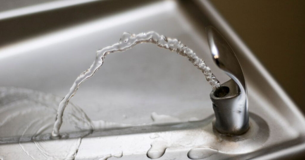 Conserto de Bebedouro em Mogi das Cruzes | Assistência Perto de Mim vazamento de agua no bebedouro